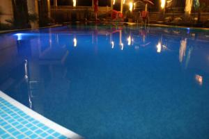 Bazén v ubytování Taai Hotel nebo v jeho okolí
