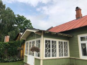 a conservatory on a house with a red roof at Kreutzwaldi Apartement in Võru