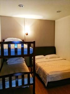Katil dua tingkat atau katil-katil dua tingkat dalam bilik di Coral Home 珊瑚之家