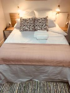 a bedroom with a large white bed with two pillows at Apartamento Kasa Tomas Gros in San Sebastián