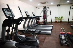Fitness centrum a/nebo fitness zařízení v ubytování Howard Johnson by Wyndham, Kolkata Airport