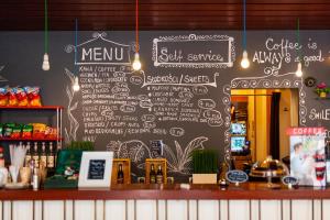 un restaurante con pared de pizarra y menú en Jordan Pokoje Gościnne, en Cracovia