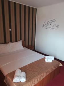 Una habitación de hotel con una cama con toallas. en Casa Gogu, en Mamaia Nord – Năvodari