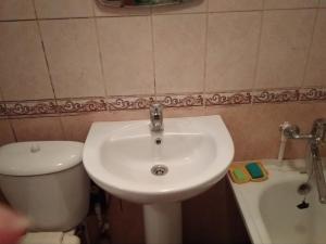 オレンブルクにあるApartment on prospekt Pobedyのバスルーム(白い洗面台、トイレ付)