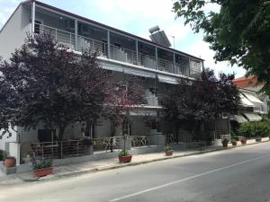 a building on the side of a street at Petska Apartments in Leptokaria