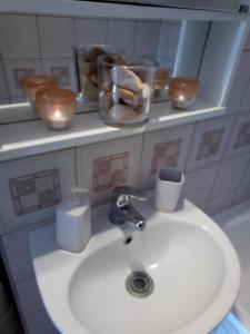 lavabo blanco en el baño con encimera en City Center / Apartment 70 sqm / With View (Location Kamara) en Tesalónica