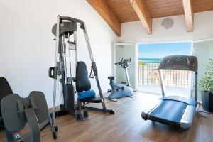 un gimnasio con cintas de correr y equipos de ejercicio en una habitación en Regent's Hotel, en Lido di Jesolo