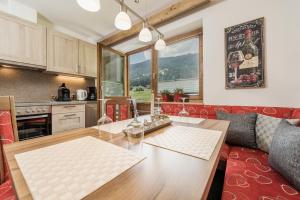 cocina y sala de estar con mesa y sofá en Haus Christine, en Ried im Zillertal