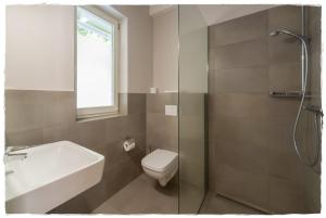 La salle de bains est pourvue de toilettes, d'un lavabo et d'une douche. dans l'établissement Ferienhaus Malve in Liepe, à Rankwitz