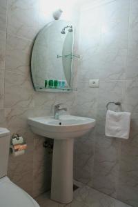 Koupelna v ubytování Byblos Comfort Hotel