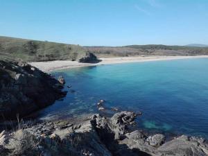 una vista di una spiaggia con rocce e l'oceano di Sweet Suite Sinemorets a Sinemorets