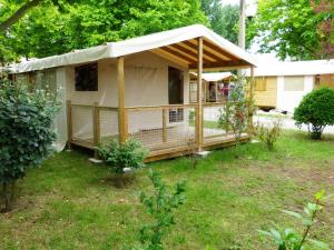 a chicken coop in the yard of a house at Camping Routes du Monde ATC La Hume-Arcachon in Gujan-Mestras