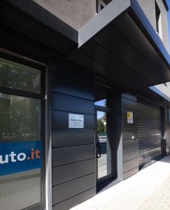 um edifício de escritórios com um latino ele assina na porta em Venice Loft em Marghera