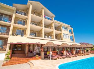 Bazén v ubytování Kovcheg Hotel nebo v jeho okolí