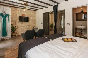 Televízia a/alebo spoločenská miestnosť v ubytovaní Luxury Rooms Dino