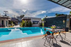 Bazén v ubytování Thuan Resort nebo v jeho okolí