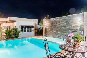 Bazén v ubytování Thuan Resort nebo v jeho okolí