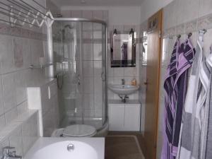 Ένα μπάνιο στο Apartments mit 2 Schlafzimmern +14 φωτογραφίες