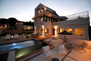 une maison avec une piscine et des chaises dans l'établissement Les Loges En Provence "Villa 360", à Villeneuve-lès-Avignon