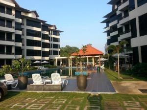 Bazén v ubytování Samsuria Private Beach Front nebo v jeho okolí