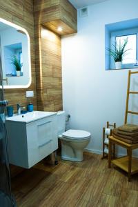 グディニャにあるApartament w Gdyniのバスルーム(トイレ、洗面台、鏡付)
