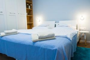 グディニャにあるApartament w Gdyniのベッドルーム1室(ベッド2台、タオル付)
