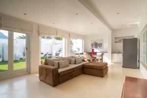 una sala de estar con un sofá y una mesa en Funkey Villas Cape Town, en Ciudad del Cabo