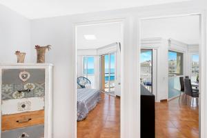 Postel nebo postele na pokoji v ubytování Santa Susanna Skyline Apartment + 22 fotografií