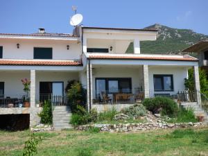 a house with a mountain in the background at Nestos, Meer und Berge - Griechenland mal anders in Zarkadhiá