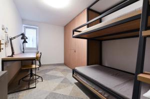 Zimmer mit 2 Etagenbetten und einem Schreibtisch in der Unterkunft Casa Riccobon in Koper