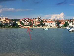 een rood object in het midden van een waterlichaam bij Porto del Mar Medulin B & B in Medulin