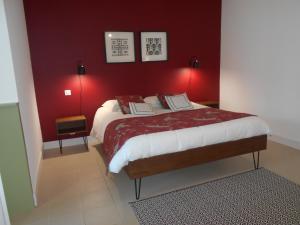 Un pat sau paturi într-o cameră la Maison d'Hotes Les Palmiers