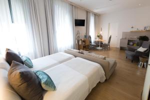 Televízia a/alebo spoločenská miestnosť v ubytovaní Hotel Catalina