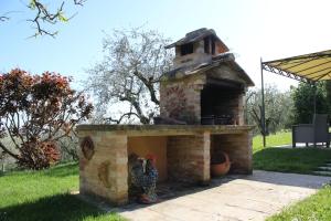 un horno de ladrillo con dos pollos dentro. en Maestà Del Sasso, en Cortona