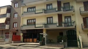 un gran edificio con balcones en un lateral en Dolci Sogni, en Mugnano del Cardinale