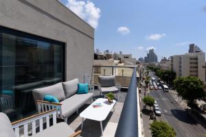 En balkon eller terrasse på The Roof - By Sea Land Suites