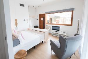 Televízia a/alebo spoločenská miestnosť v ubytovaní Hotel Catalina