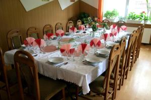 uma mesa longa com guardanapos e copos de vinho em Perla Balvanyos em Balvanyos
