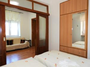 リメナリアにあるHelen's House Limenariaのベッドルーム1室(ベッド1台、鏡、キャビネット付)