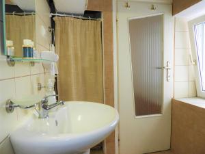 リメナリアにあるHelen's House Limenariaの洗面台とシャワー付きのバスルーム +35枚の写真