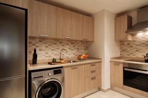 Eldhús eða eldhúskrókur á Al Najada Doha Hotel Apartments by Oaks