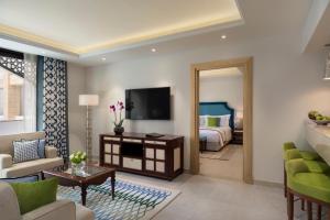 Televiisor ja/või meelelahutuskeskus majutusasutuses Al Najada Doha Hotel Apartments by Oaks