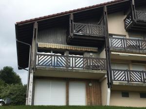 un edificio de apartamentos con balcones en un lateral en Les Loges du Lac - Appartement avec Terrasse, en Gérardmer