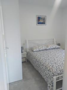 um quarto com uma cama e uma fotografia na parede em Apartment Ivana em Novigrad