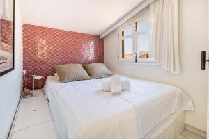 マラガにあるSolaga - Sagrado Corazonの赤い壁のベッドルーム1室(白いベッド1台付)
