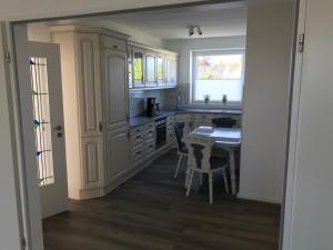 Kuchyň nebo kuchyňský kout v ubytování Küstenbude Sonne