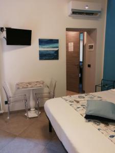 a room with two beds and a table and chairs at La Rosa Dei Venti in Monterosso al Mare