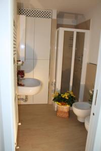 a bathroom with a sink and a toilet at Graziosa Al Porto in Moniga