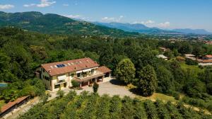 una vista aérea de una casa en un viñedo en Agriturismo Turina, en Bricherasio