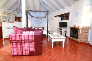 a living room with a couch and a table at Casas Rurales Los Algarrobales in El Gastor